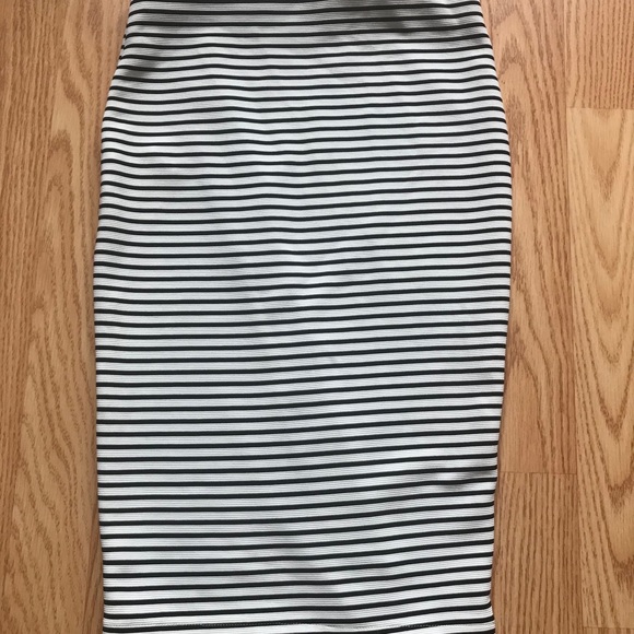 Zara Tight Knee Skirt - Picture 2 of 3